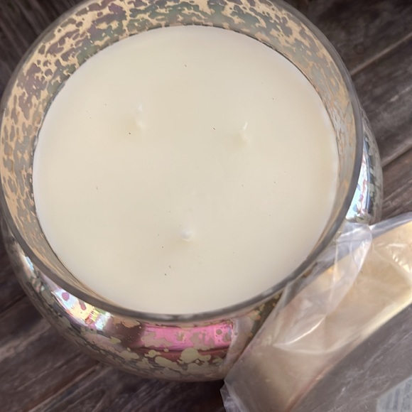 Capri Blue - aloha orchid 28oz candle - Picture 2 of 3